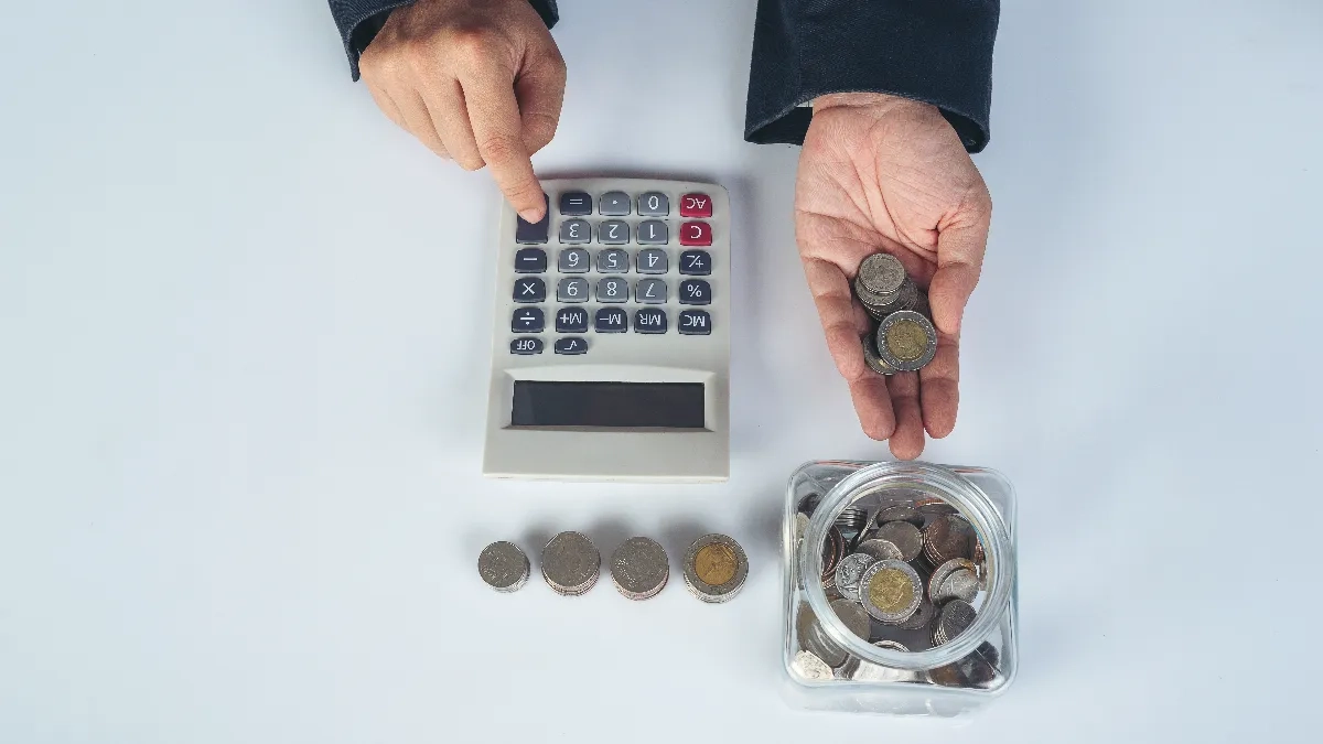 finance-accounting-concept-business-woman-working-desk