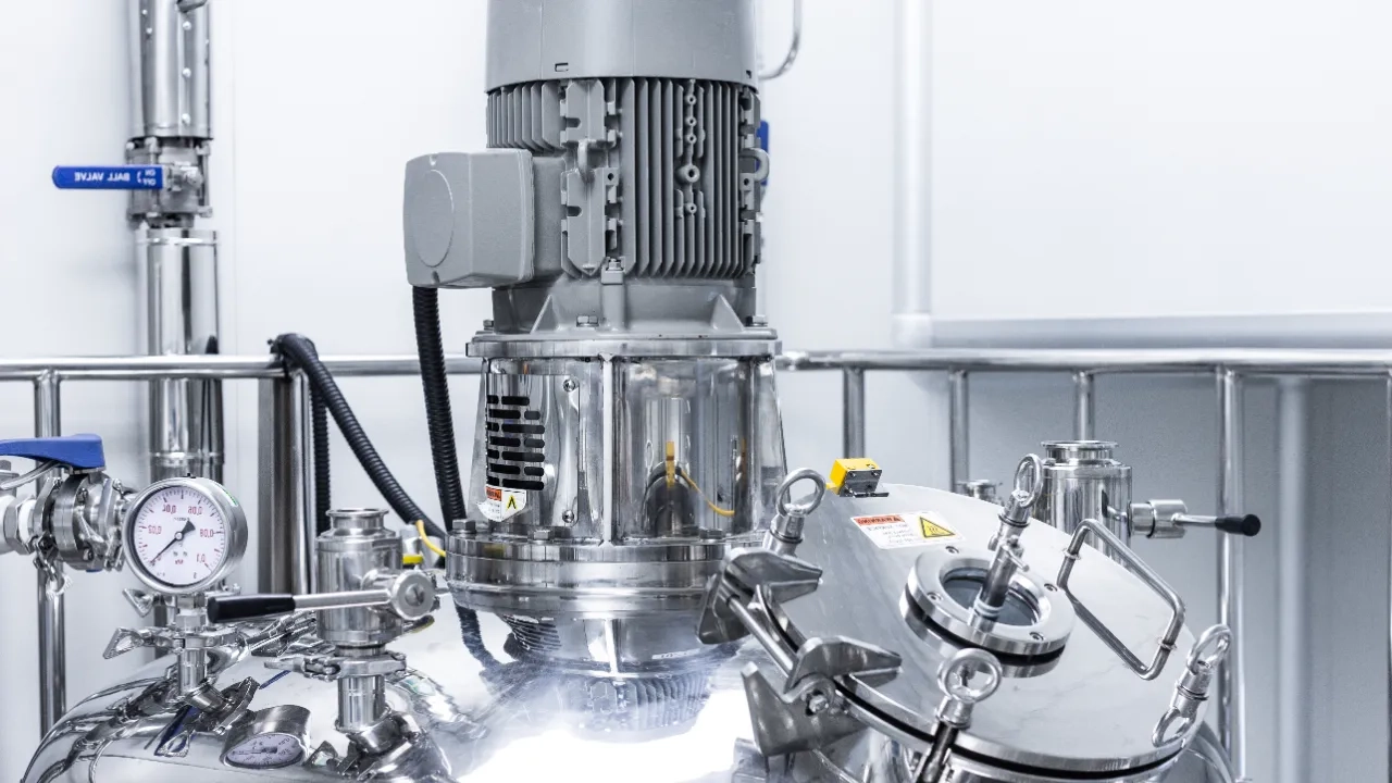 plant-picture-clean-room-equipment-stainless-steel-machines (1)